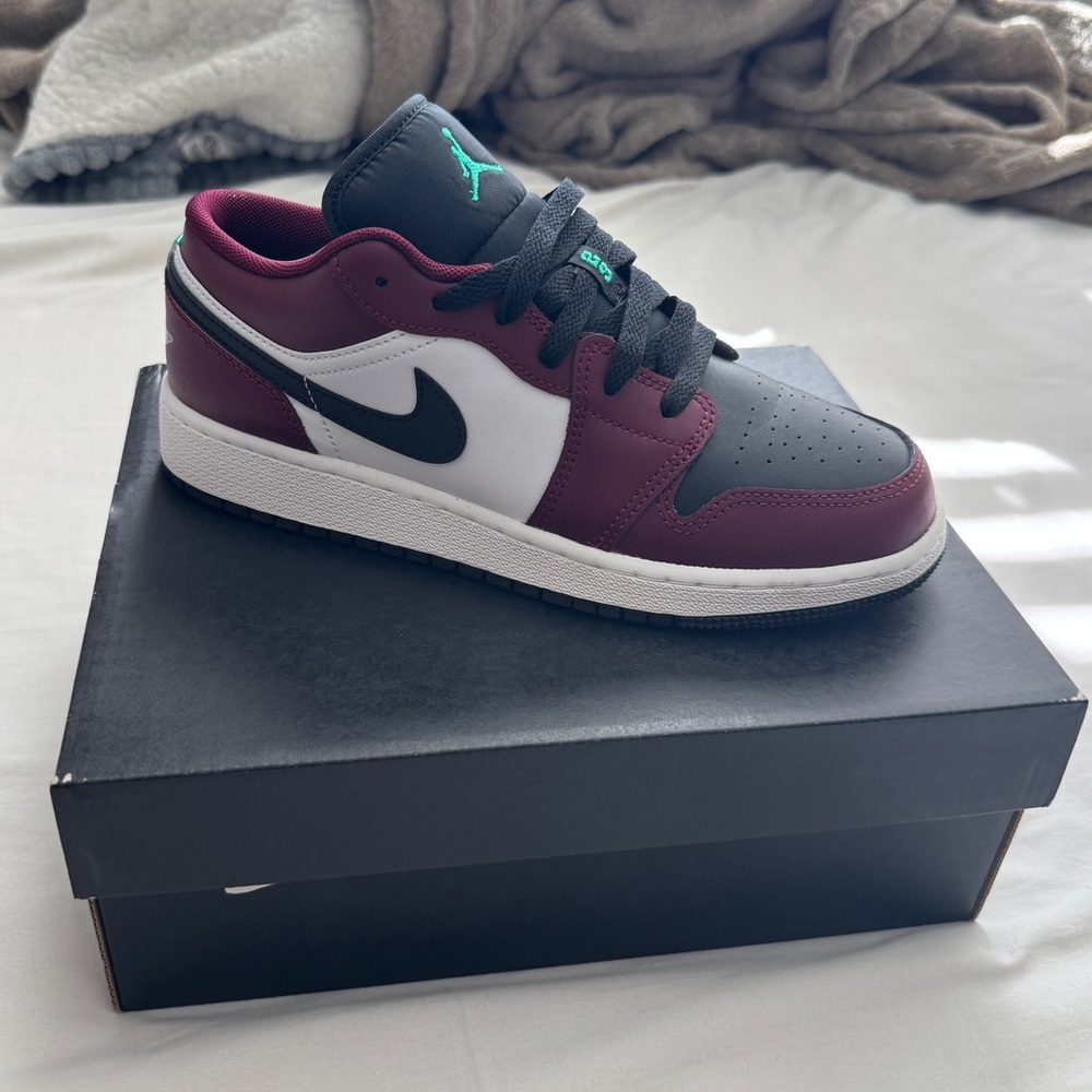 Jordan 1 Low SE Dark Beetroot Roma Green (GS 5.5)